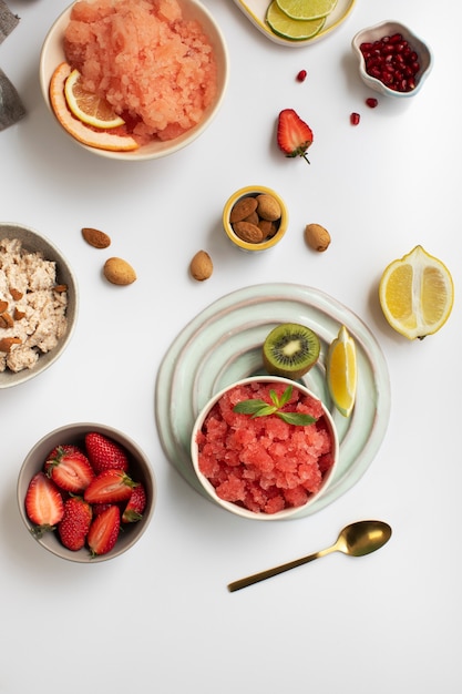 Primo piano sul dessert di granita con vari ingredienti