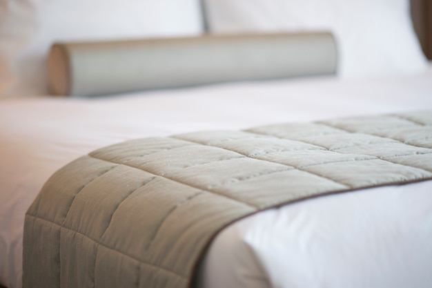 Крупным планом серым одеялом на кровати