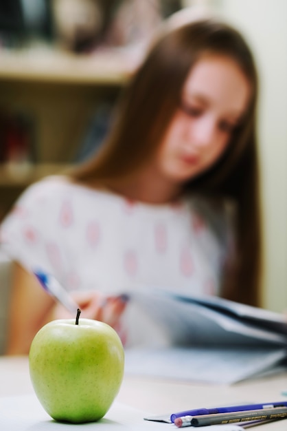 Free photo close-up green apple on desk