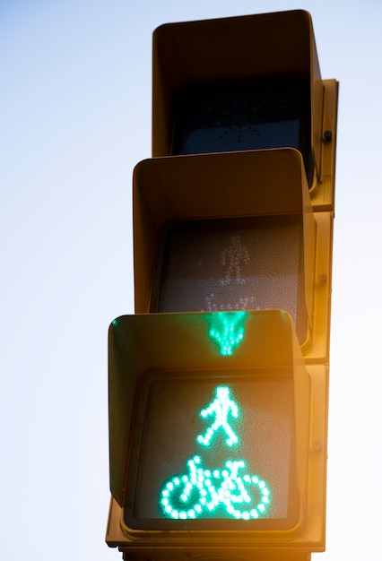 Foto gratuita il primo piano dell'uomo verde va pedonale e cicla il segno del semaforo