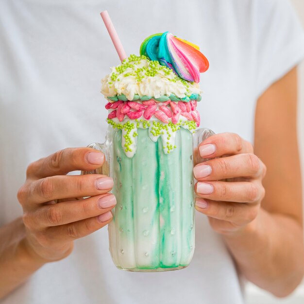 Foto gratuita frappè verde del primo piano con panna montata