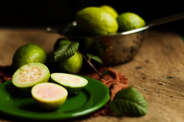 Foto gratuita chiuda sui frutti di guaiava sul piatto