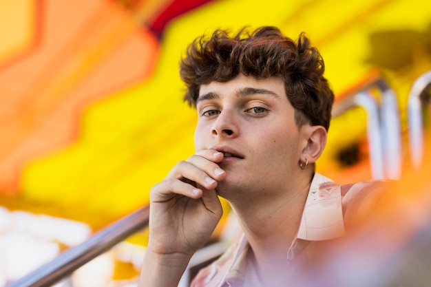 Ragazzo del primo piano che esamina la macchina fotografica