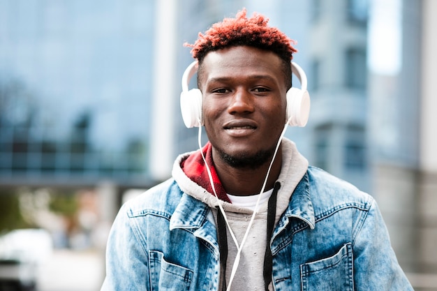 Free photo close-up guy with headphones and jeans jacket