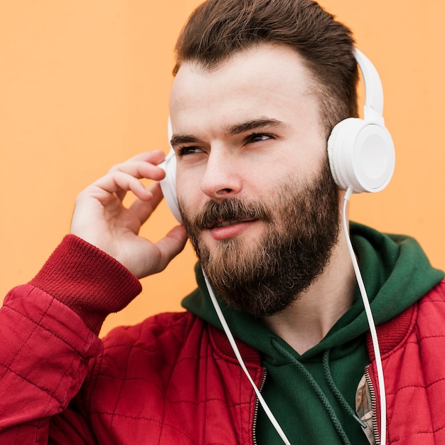 Free photo close-up guy with headphones looking away