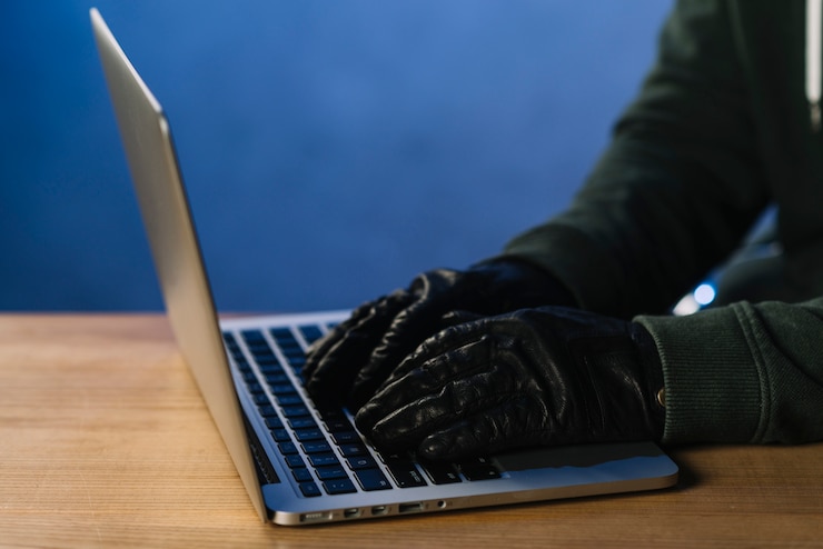 मुफ़्त फोटो close up of hacker typing