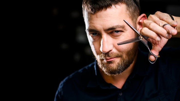 Free Photo close-up of hair stylist with scissors