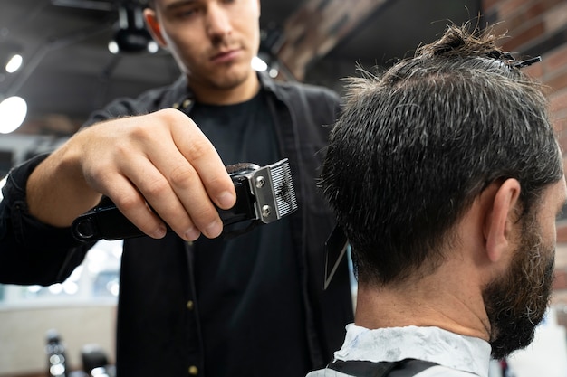 Free photo close up hairdresser doing his job