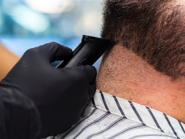 Free photo close-up hairdresser trimming  hair