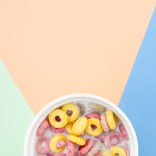 Free photo close-up half of bowl full with cereals