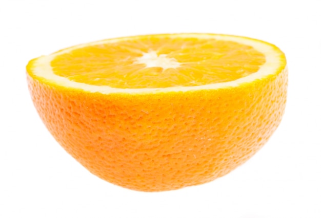 Close-up del mezzo arancio su sfondo bianco