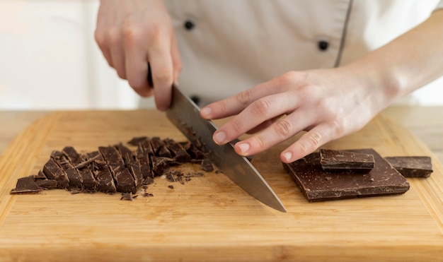 Chiuda sul cioccolato di taglio della mano