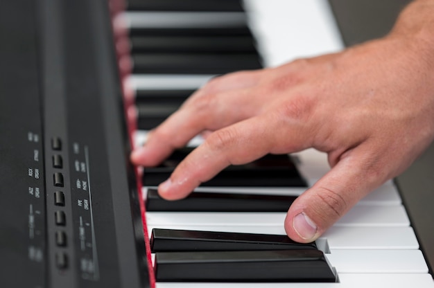 Free photo close-up hand on digital piano
