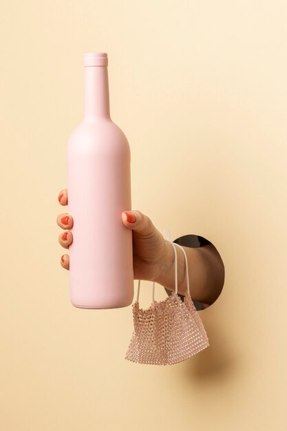 Крупным планом рука держит бутылку
