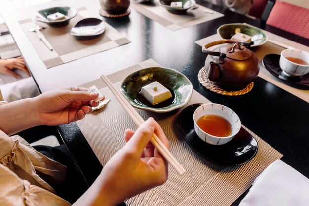 箸を持って手を閉じる