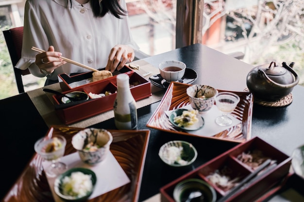 箸を持って手を閉じる