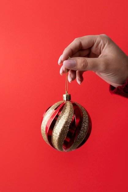 Бесплатное фото Крупным планом рука держит рождественский глобус