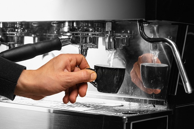 Foto gratuita primo piano mano che tiene tazza di caffè