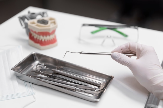 Крупным планом рука стоматологического оборудования