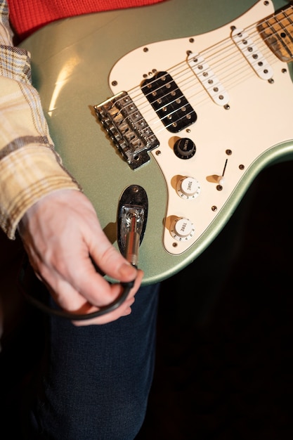 Foto gratuita chiuda sulla chitarra elettrica della tenuta della mano