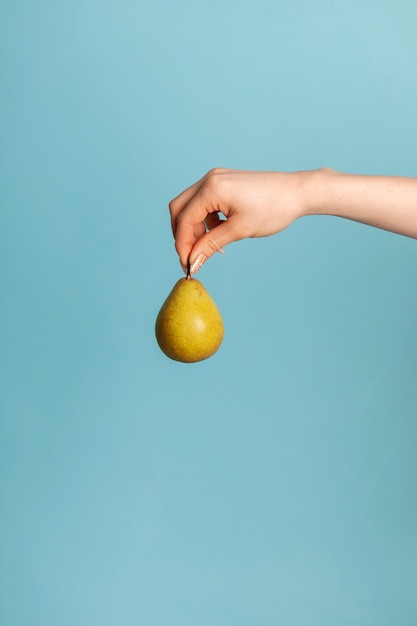 Foto gratuita primo piano tenendo il cibo in mano