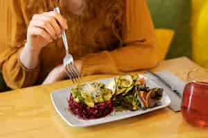 Free photo close up hand holding fork