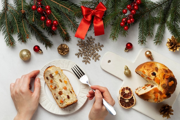 Free photo close up hand holding fork