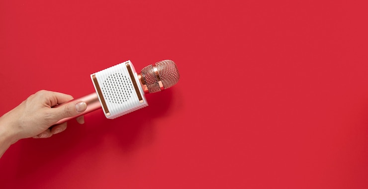 Free Photo close-up hand holding microphone