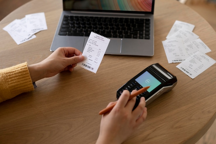 Free Photo close up hand holding receipt