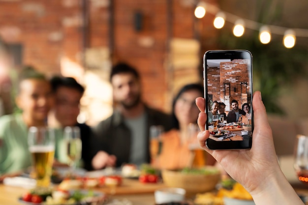 Foto gratuita chiudere la mano che tiene smartphone