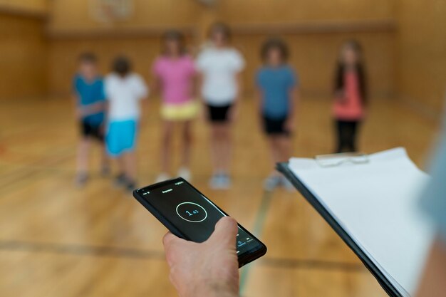 Foto gratuita smartphone che tiene la mano ravvicinata