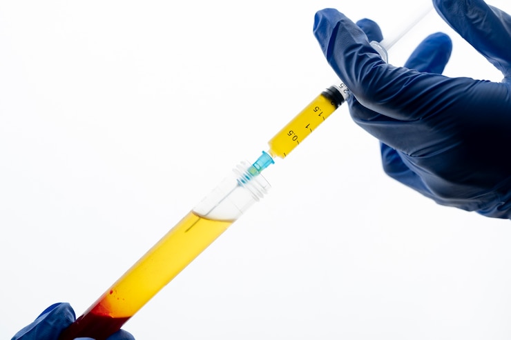 Free Photo close up hand holding syringe with prp