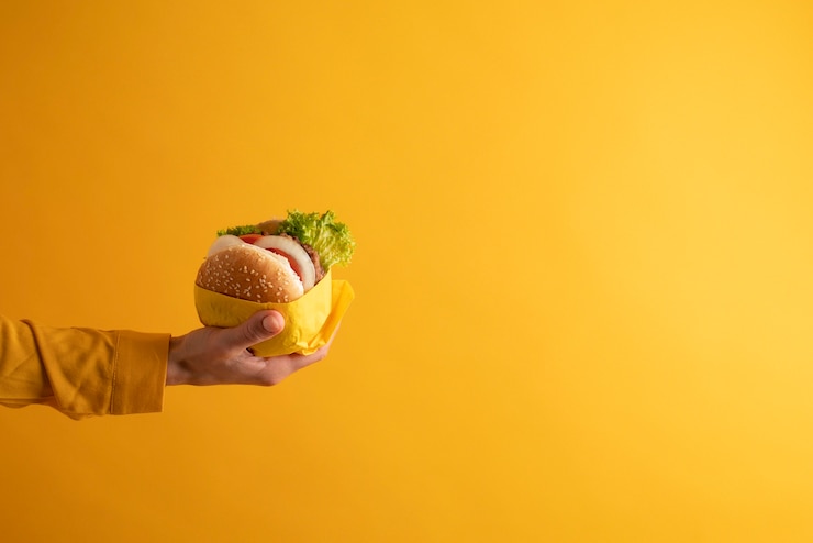 Бесплатный Фотография вблизи рука держит вкусный бургер
