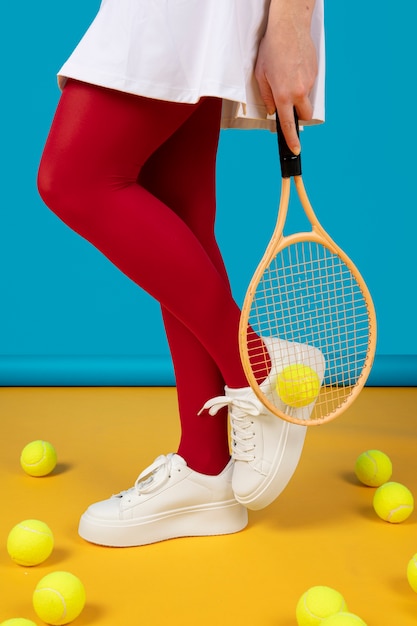 Крупным планом рука держит теннисную ракетку