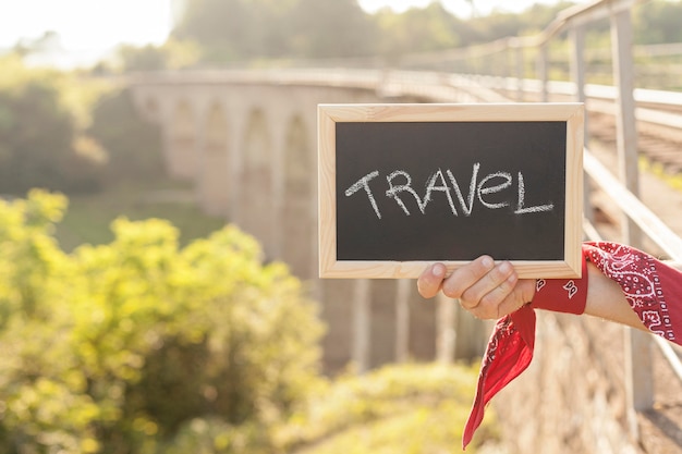 Foto gratuita bordo di viaggio della tenuta della mano del primo piano