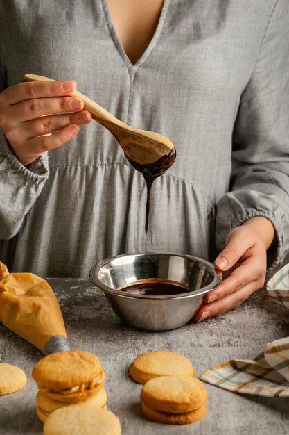 Крупным планом рука деревянной ложкой