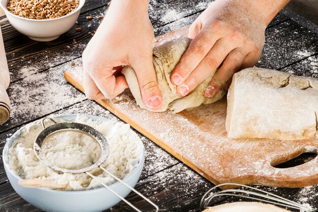 パンを作るための生地を混練する手のクローズアップ