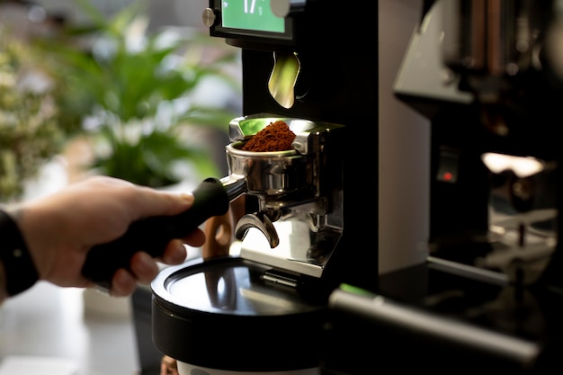 Бесплатное фото Крупным планом рука приготовления кофе