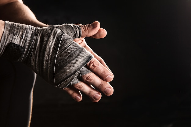 Крупным планом рука мускулистого мужчины с повязкой