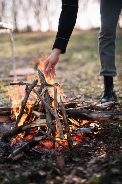 Free photo close-up hand near campfire