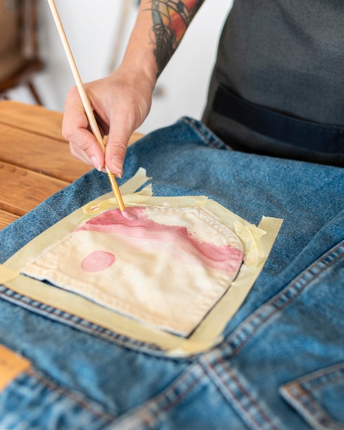 Бесплатное фото Крупный план ручной росписи на предмете одежды