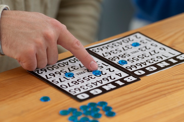 Free Photo close up hand playing bingo