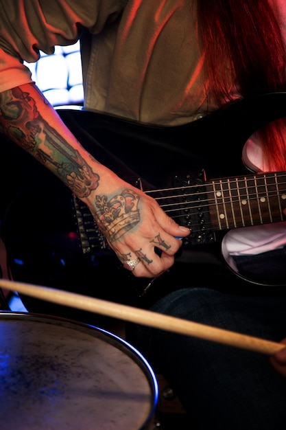 Free photo close up hand playing the guitar