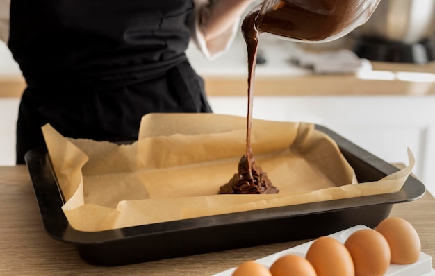 Free photo close up hand pouring chocolate