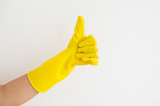 Крупный план руки в резиновой перчатке, показывая пальцы вверх