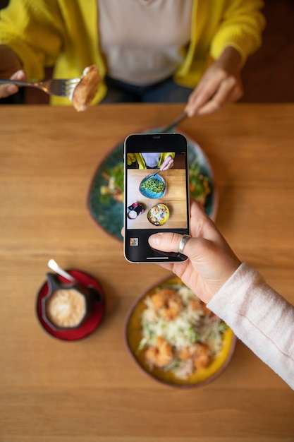 Mano ravvicinata che scatta foto con il telefono