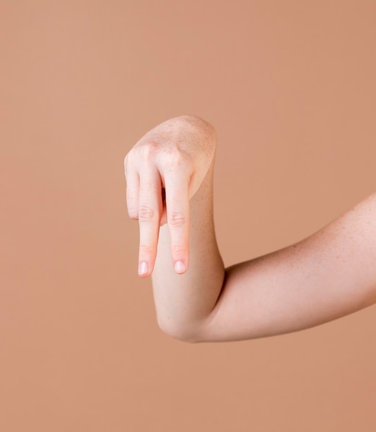 Foto gratuita primo piano di una mano che insegna la lingua dei segni