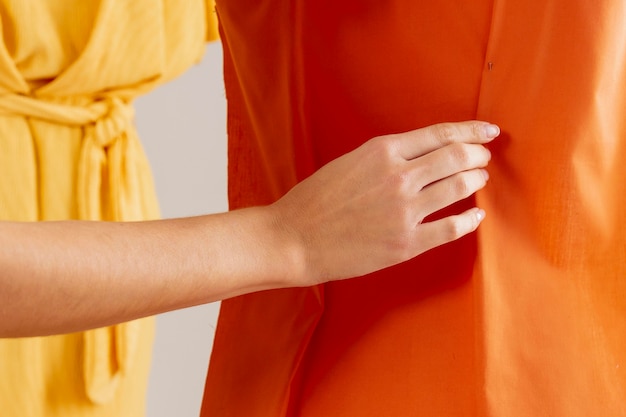 Крупным планом рука трогает предмет одежды