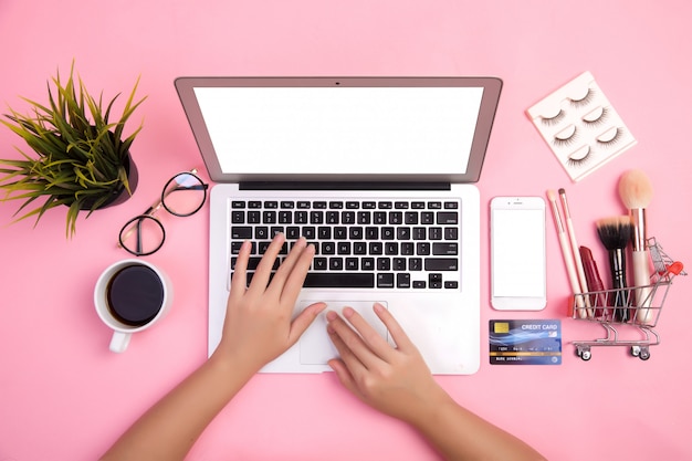 Free photo close-up of hand typing on laptops that have purchased cosmetics using a credit card