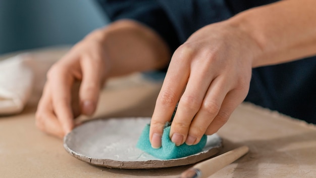 Free photo close-up hand using sponge